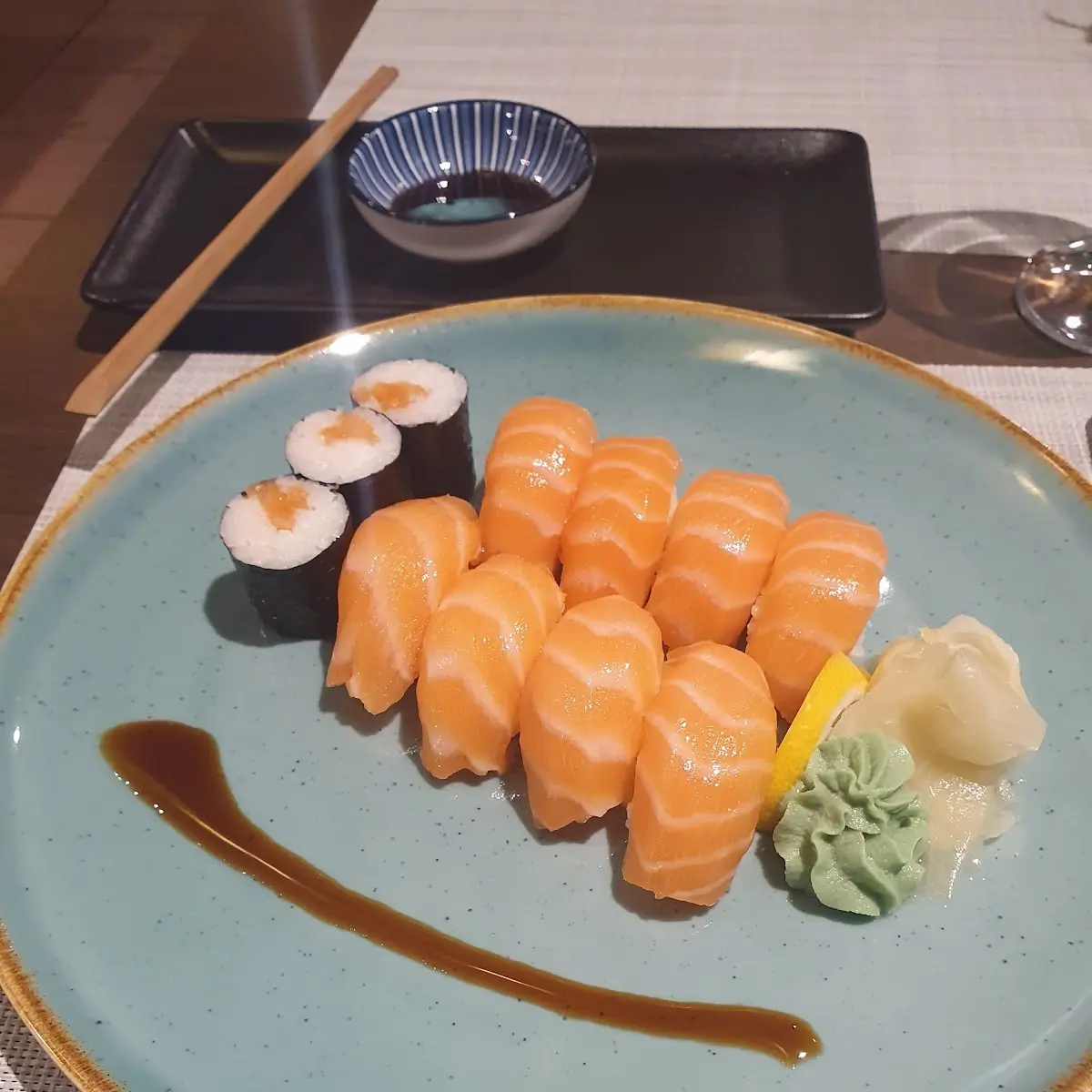 Sake Sushi Mit Avocado Maki