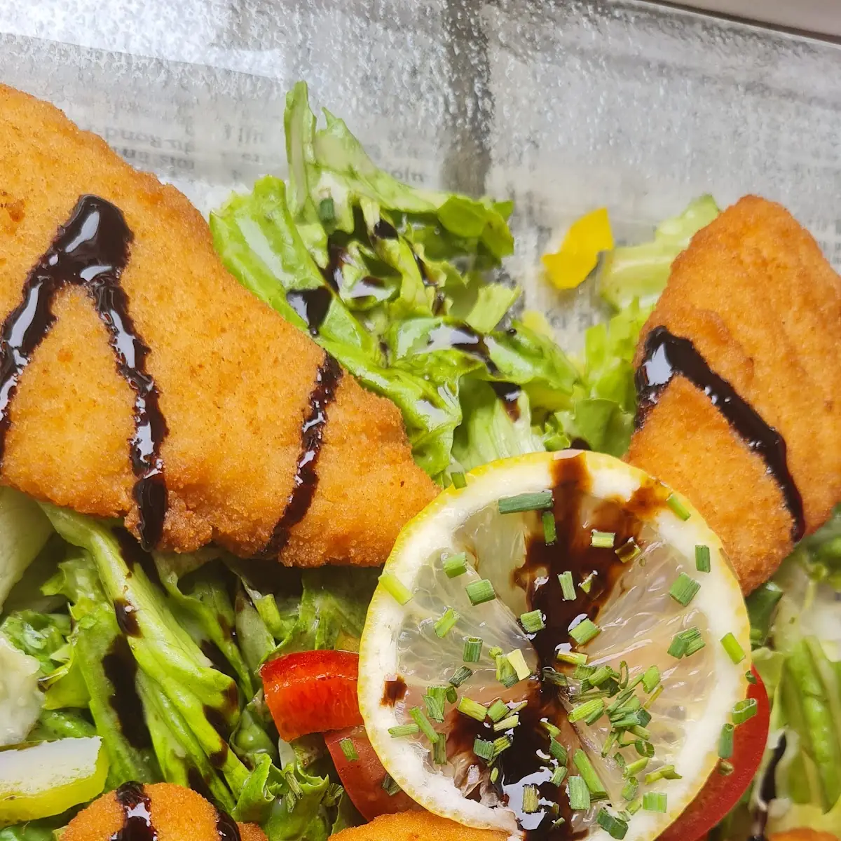 Gebackene Hühnerfilet Auf Blattsalat