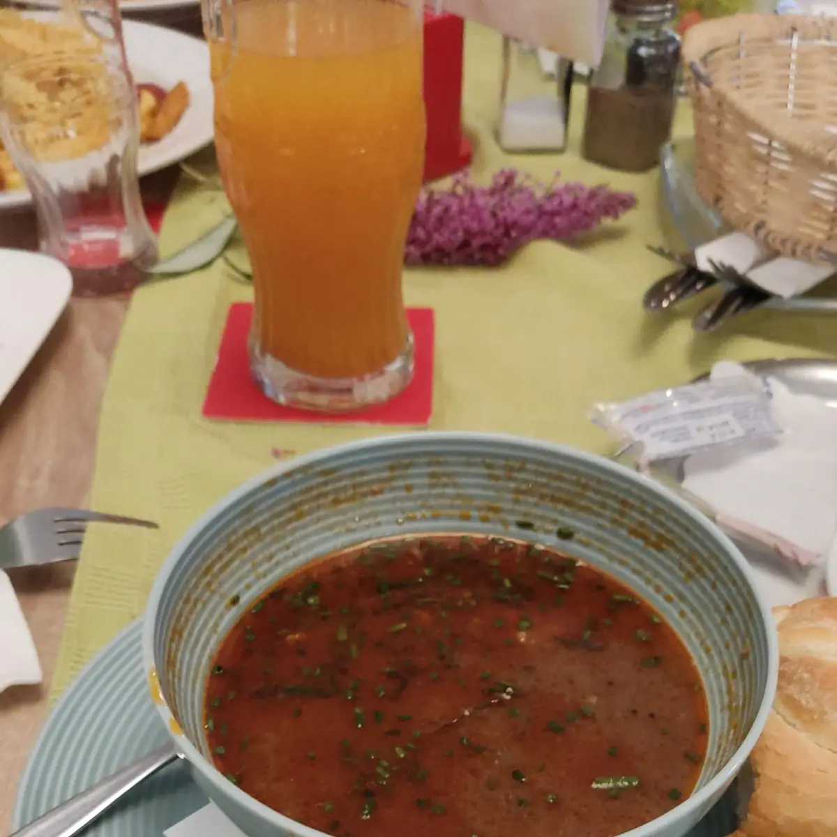 Gulaschsuppe Mit Gebäck