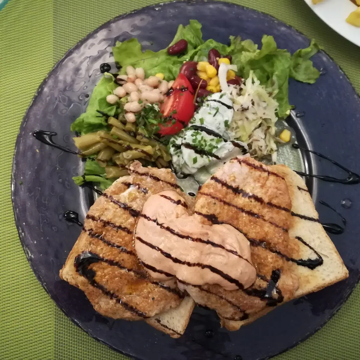 Leopoldsteinersee Toast Mit Zarten Karreestücken Scharfer Sauce Und Salat