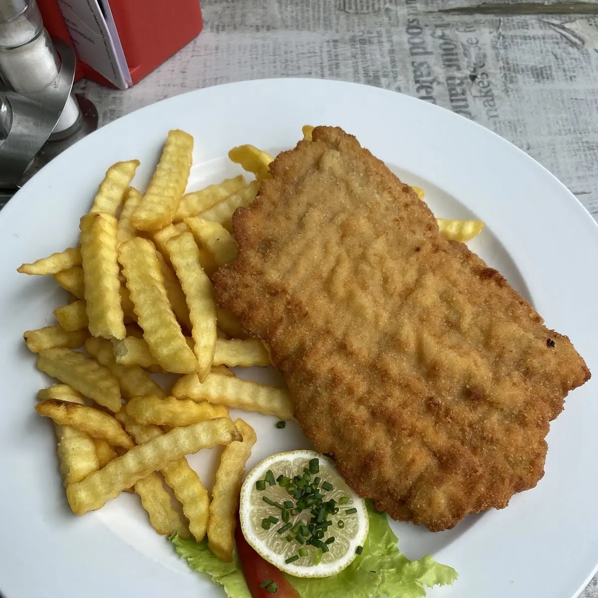 Wiener Schnitzel Vom Schwein Mit Pommes