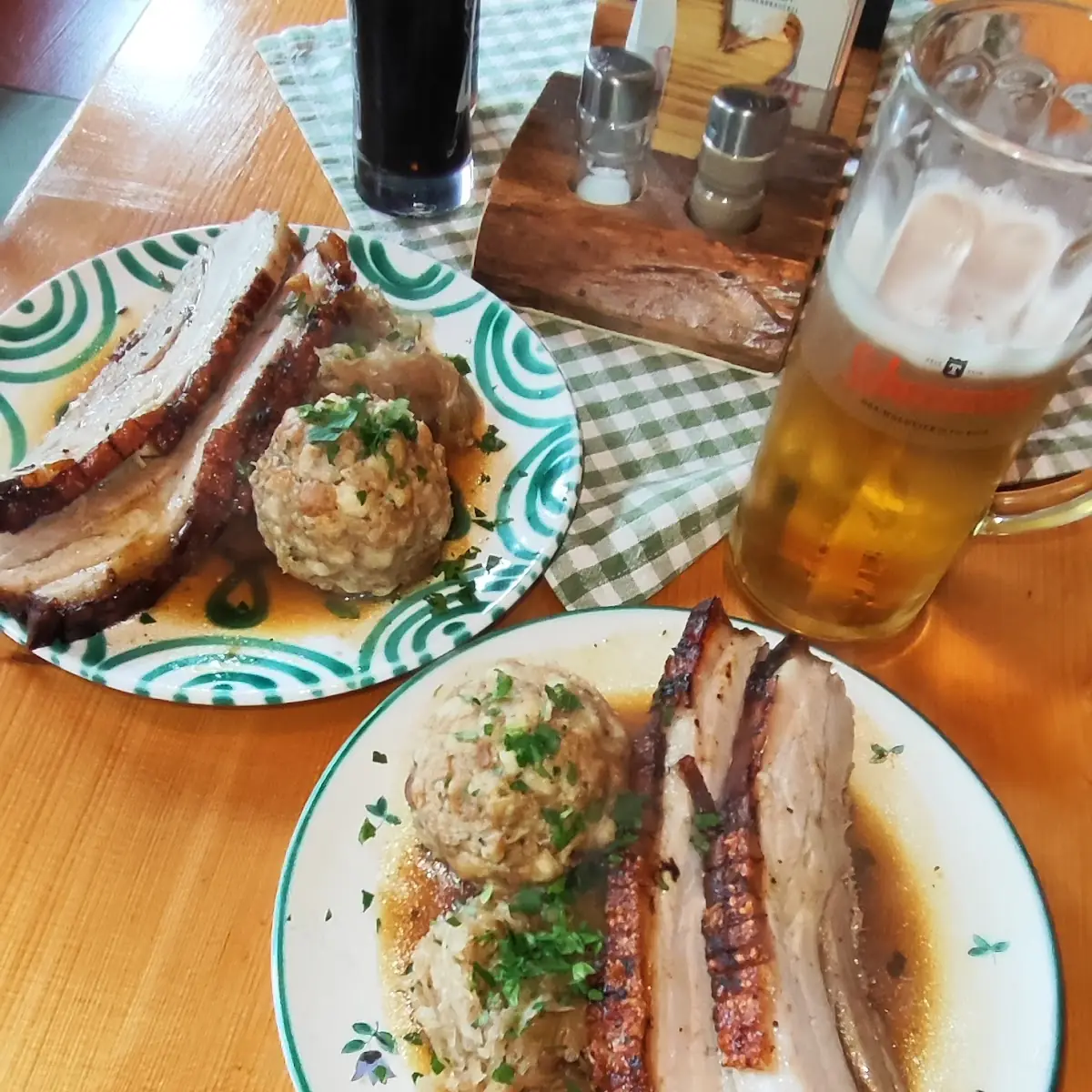Schweinsbraten Mit Knödel Und Kraut