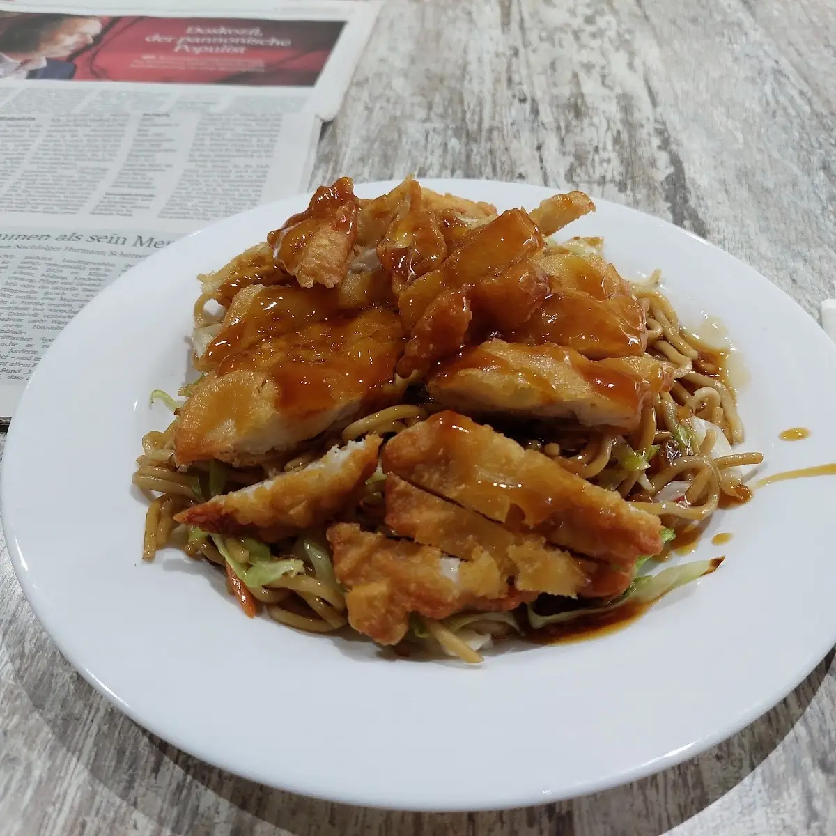 Gebratene Nudeln Mit Knusprigem Huhn Und Knoblauchsauce Große Portion