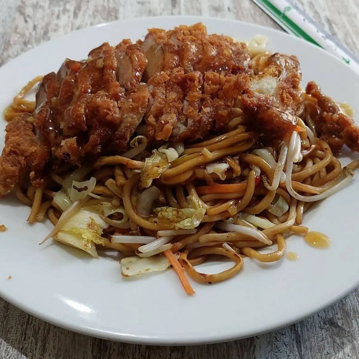 Knusprige Ente Mit Gebratenen Nudeln Und Knoblauchsauce