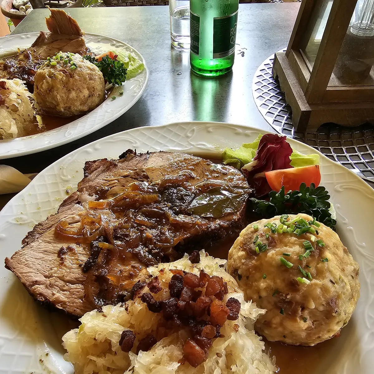 Schweinsbraten Mit Sauerkraut Und Semmelknödel