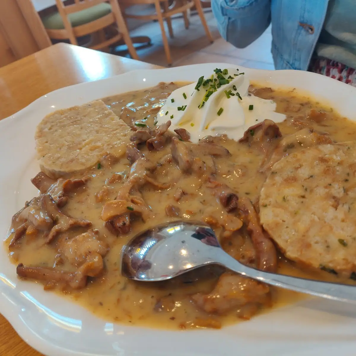 Eierschwammerl-sauce Mit Serviettenknödel