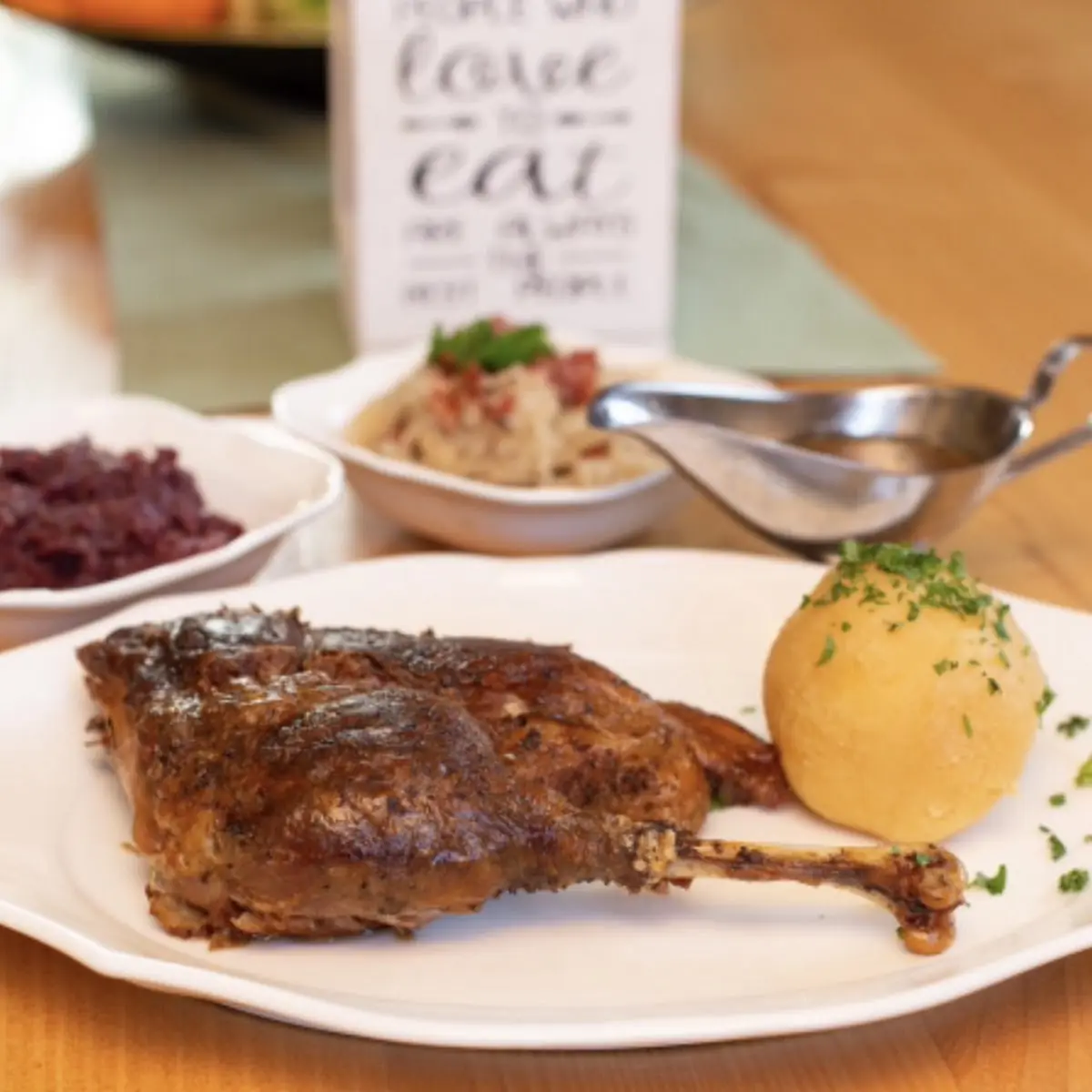 Gans´l Mit Erdäpfelknödel Rotkraut Oder Warmen Speck-krautsalat