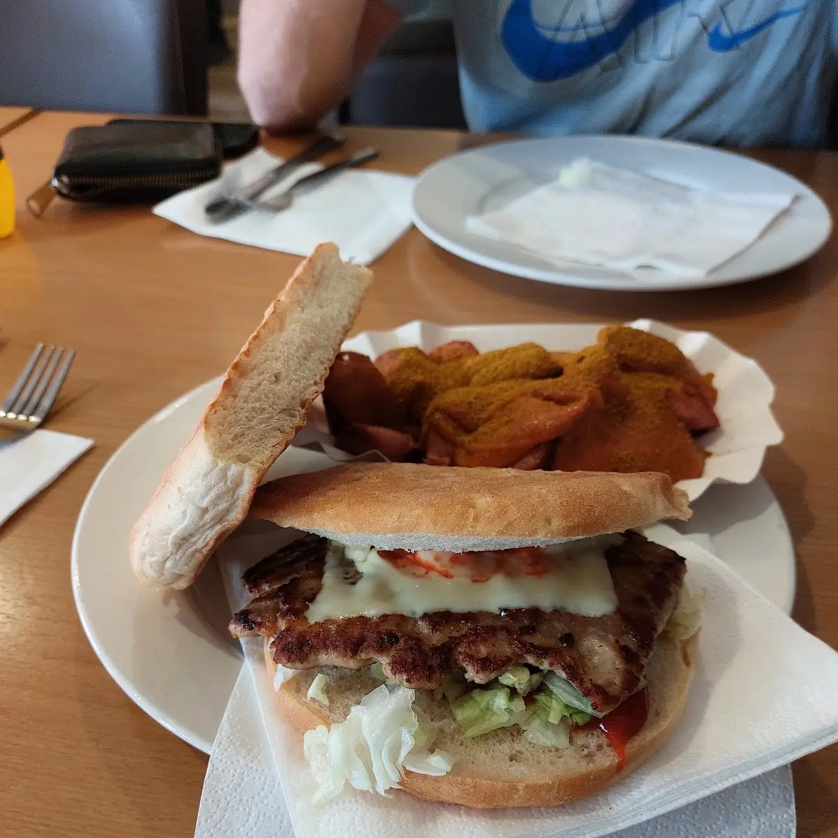 Käseburger Eine Currywurst Dahinter