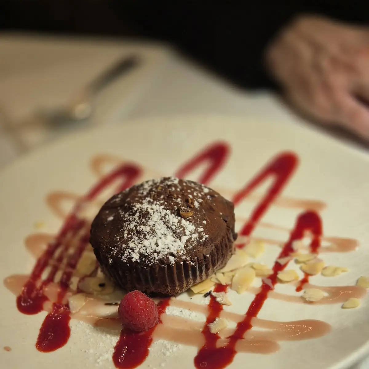 Tartufo Bellini Con Purea Di Pesche Bianche E Purea Di Lamponi