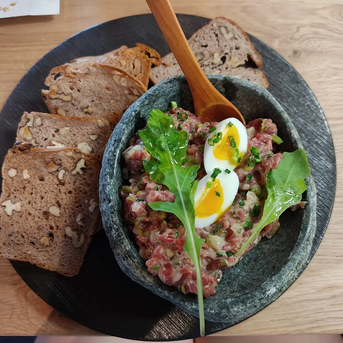 Beef Tartar Mit Walnuss Brot