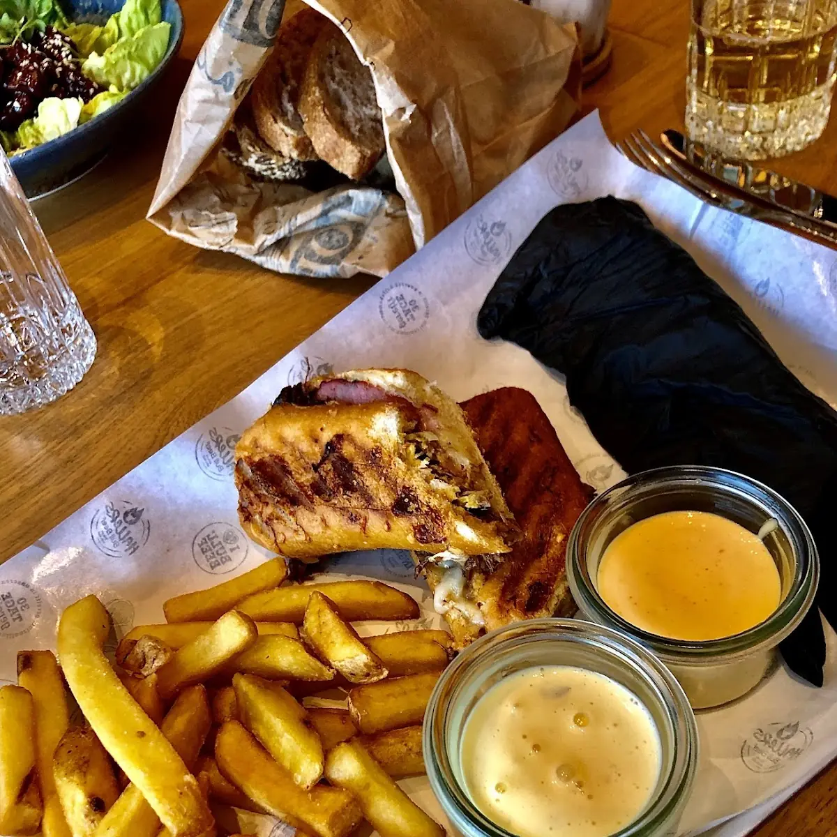Brot Mit Gegrilltem Rindsfleisch Und Pommes