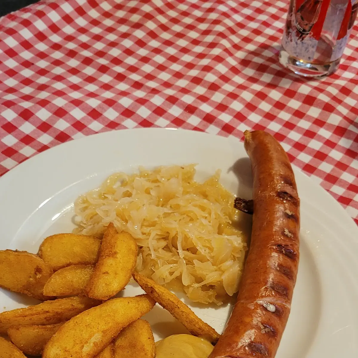 Käsekrainer Mit Sauerkraut Und Wedges