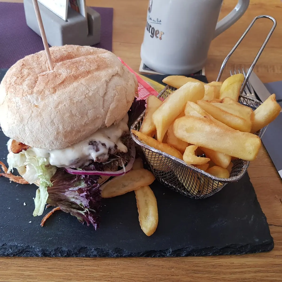Cheeseburger Mit Pommes