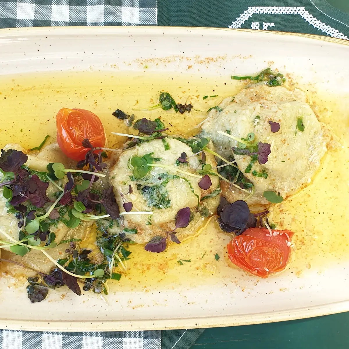 Hausgemachte Bärlauchtascherln Mit Brauner Butter U Abmontiert Grüner Salat