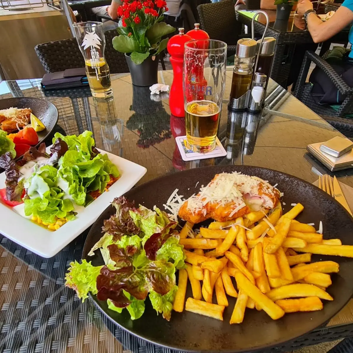 Cordon Bleu Mit Pommes Und Salatbeilage