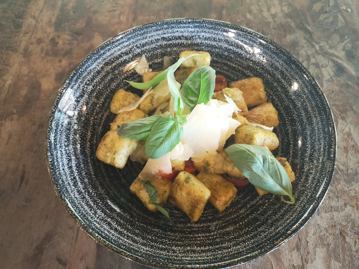 Hausgemachte Gnocchi Mit Pesto Verde Tomaten Und Pecorino
