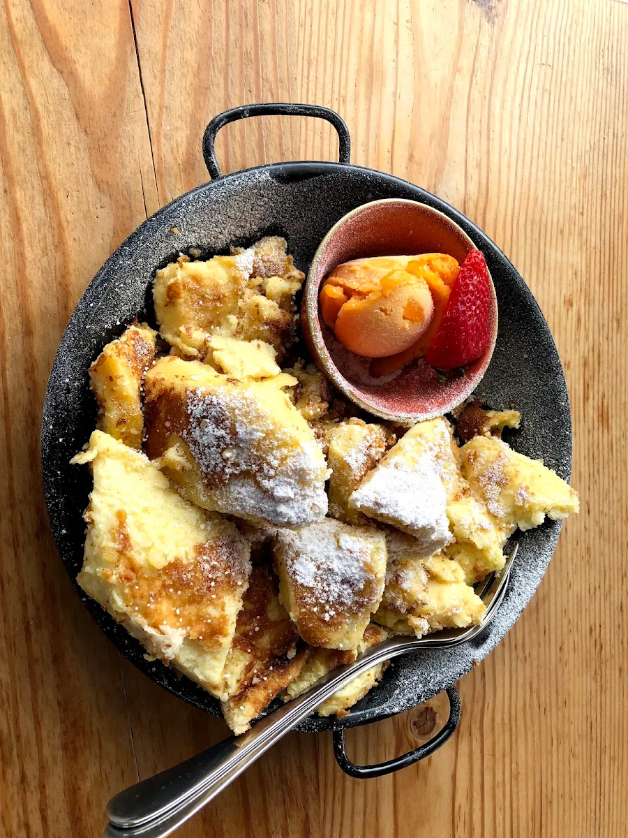 Kaiserschmarrn Mit Töpfen Und Marillensorbet