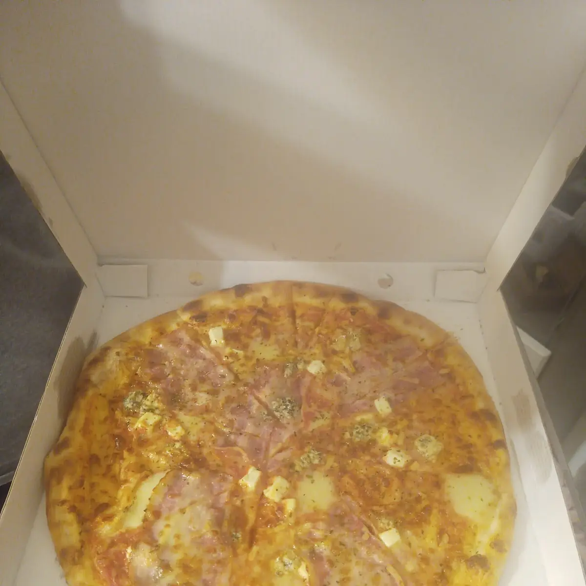 Pizza Quattro Formaggi Mit Extra Speck