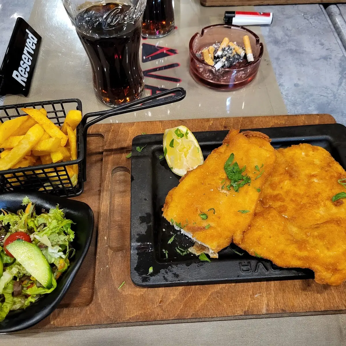 Hühnerschnitzerl Salat Pommes