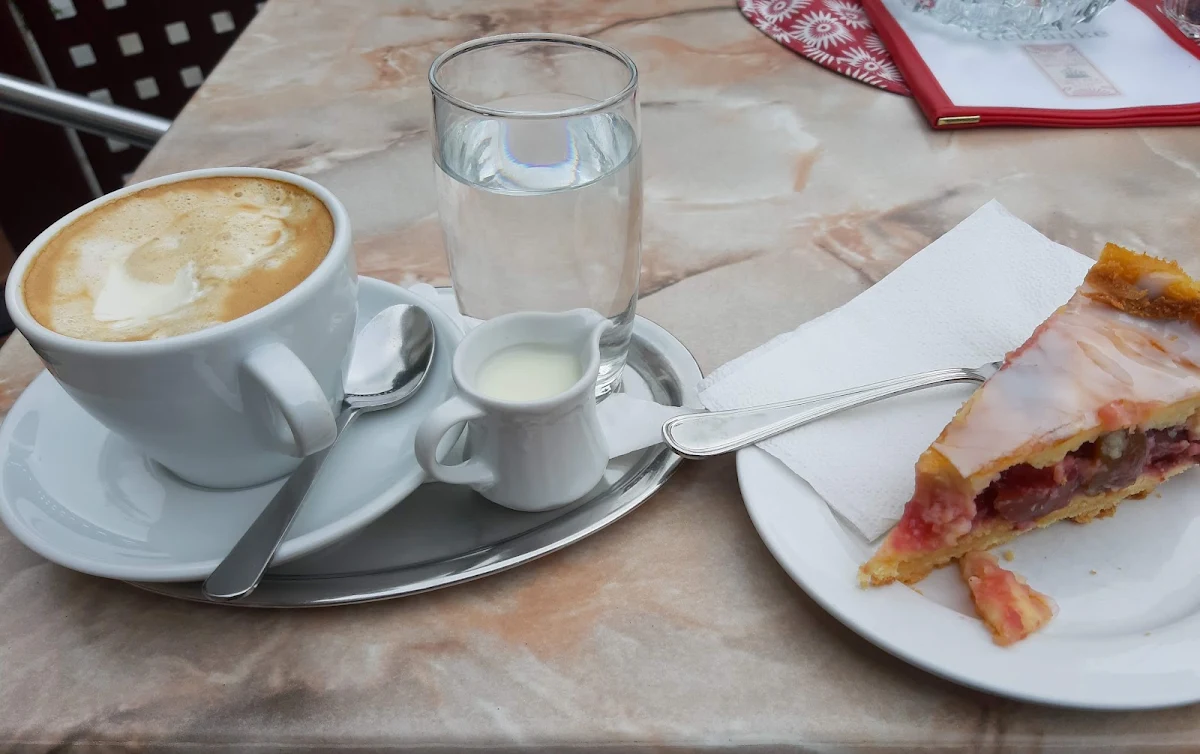 Zwetschenkuchen Mit Kaffee