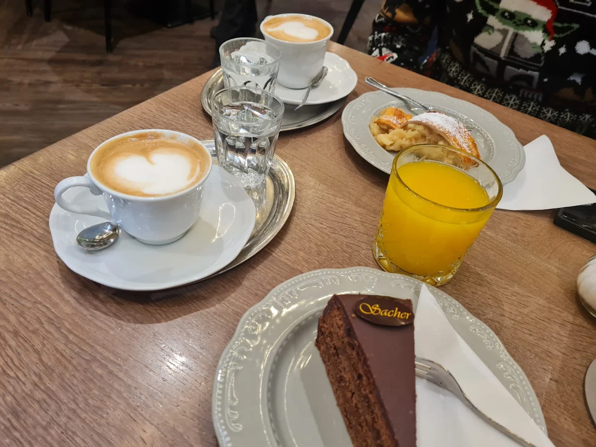 Sacher Strudel E Due Cappuccini