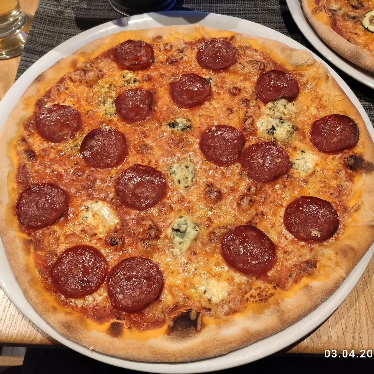 Pizza Gorgonzola Salame Piccante