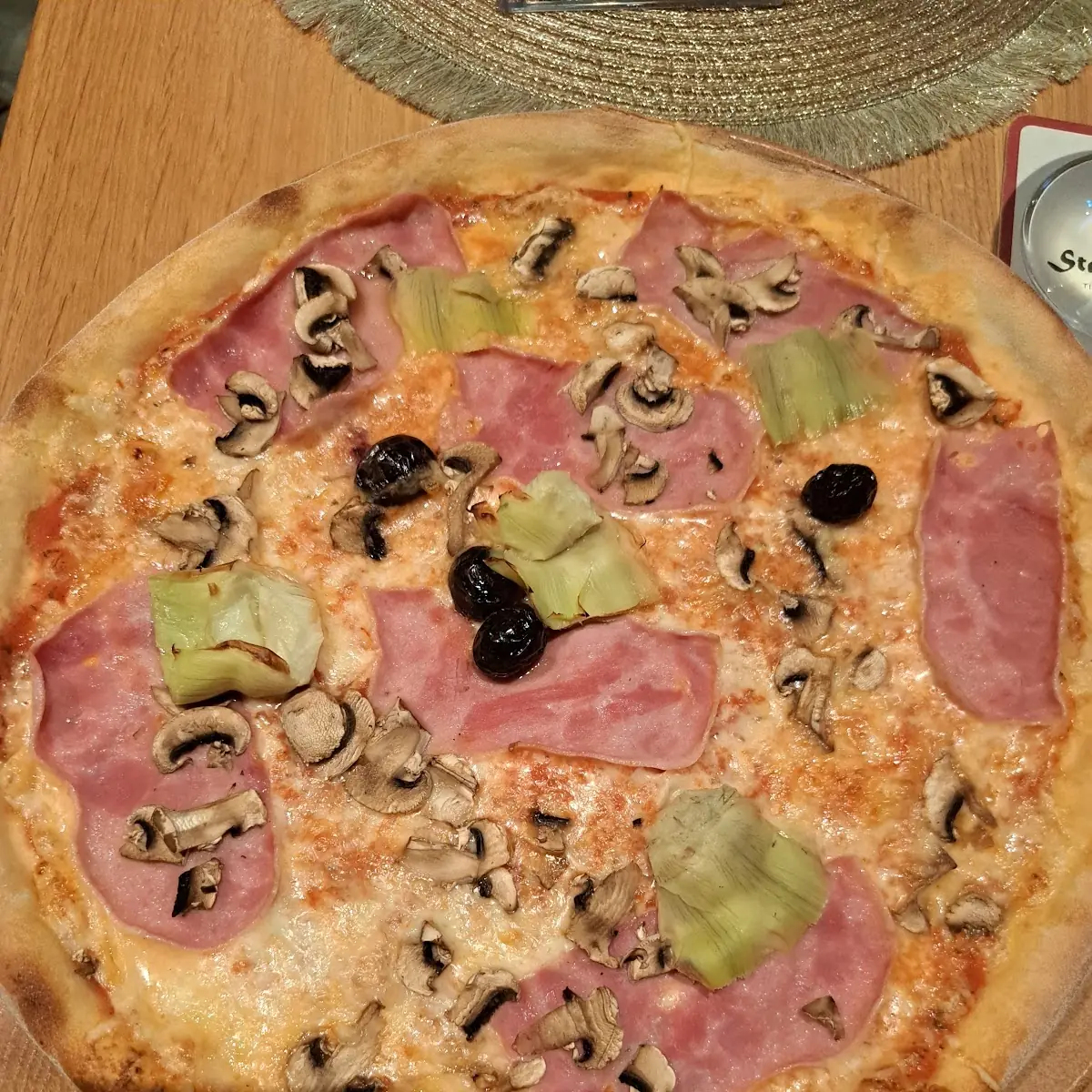 Pizza Mit Artischocken U Schinken