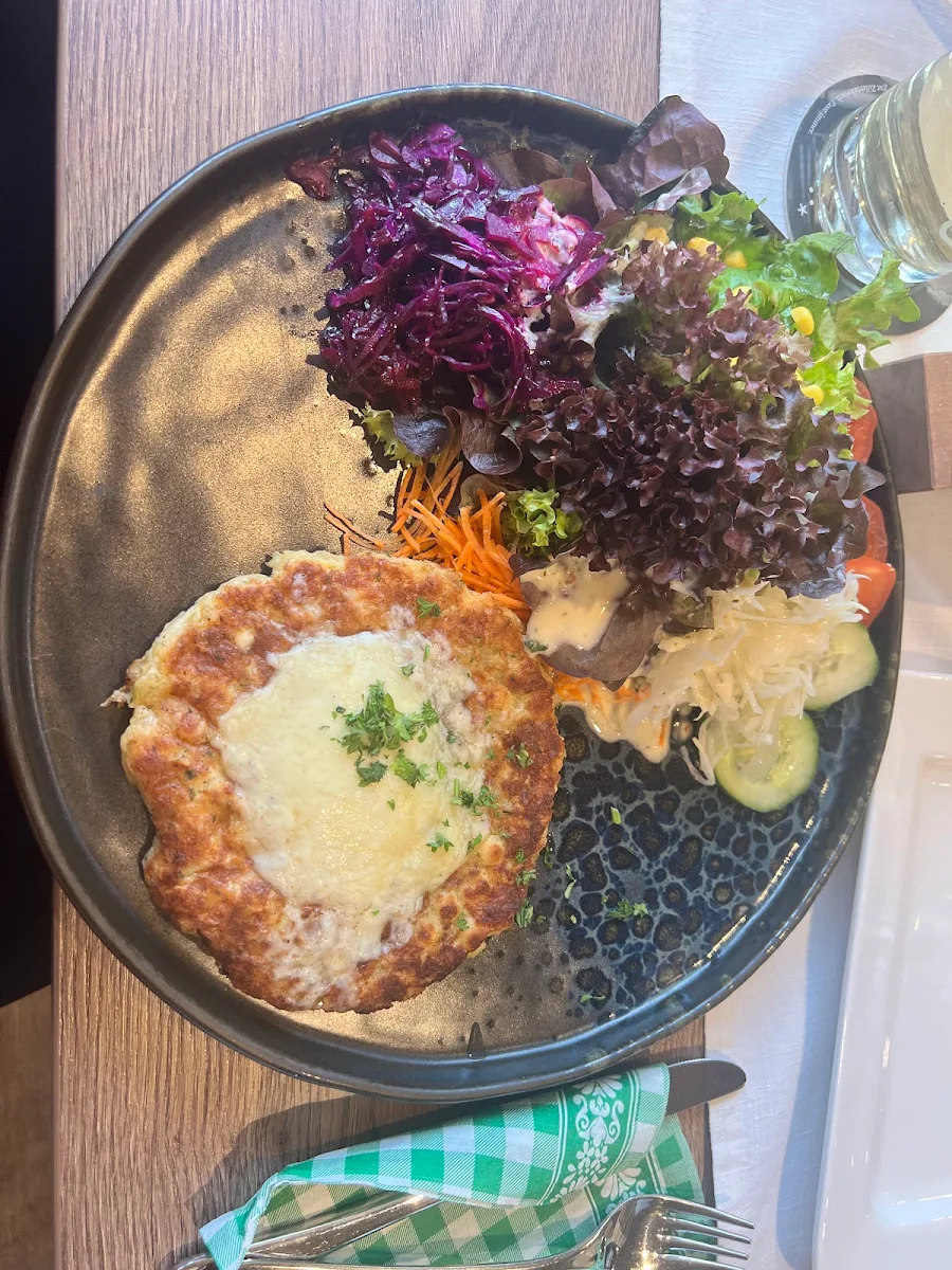 Kaspressknödel Mit Salat
