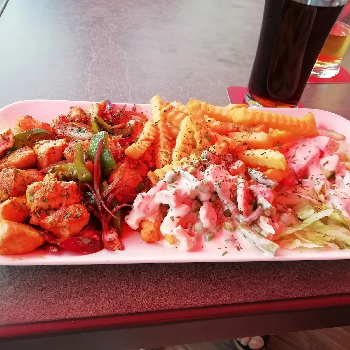 Jiros Mit Pommes Und Salat