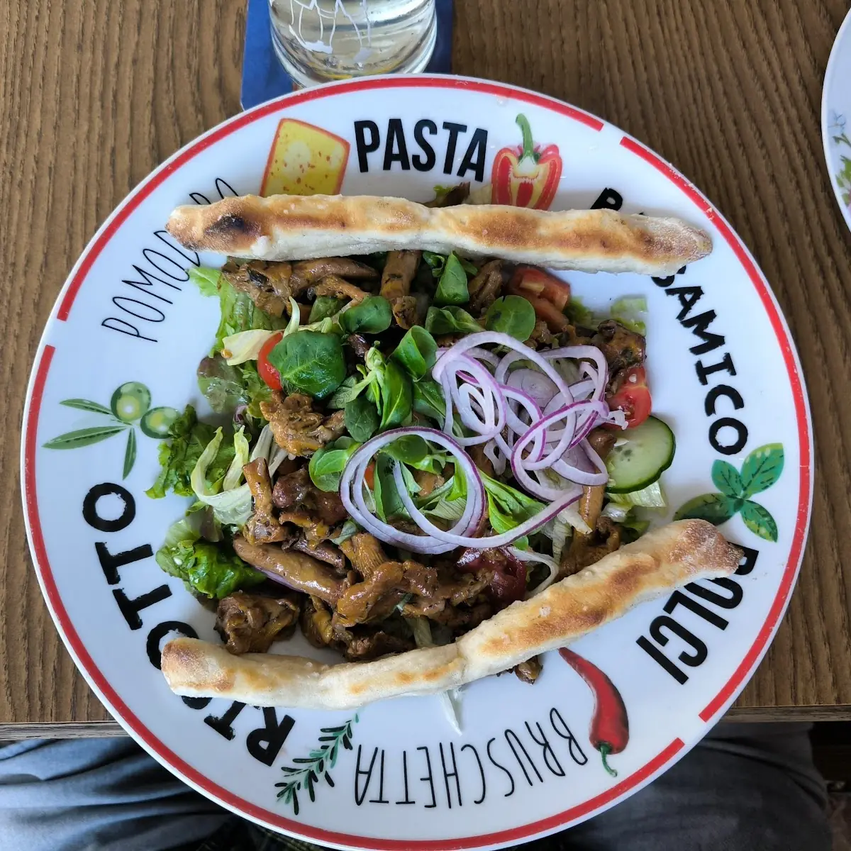 Eierschwammerl Auf Blattsalat Mit Kernöl