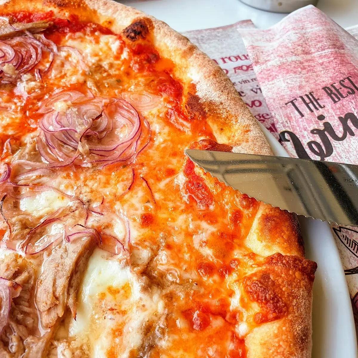 Pizza Tonno Und Pizza Mit Scharfer Salami Und Rucola
