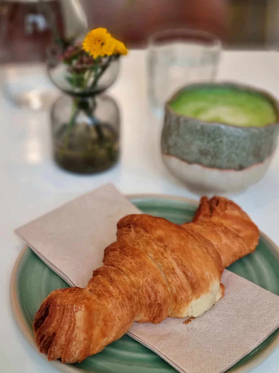 Veganes Croissant Und Matcha Latte