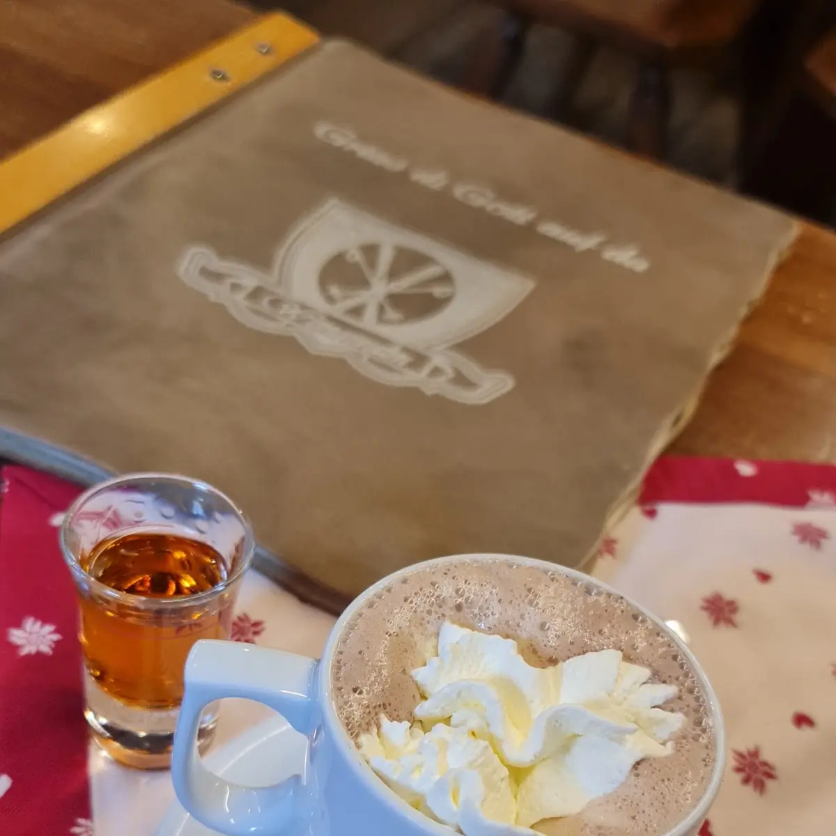 Heiße Schokolade Mit Sahne & Rum