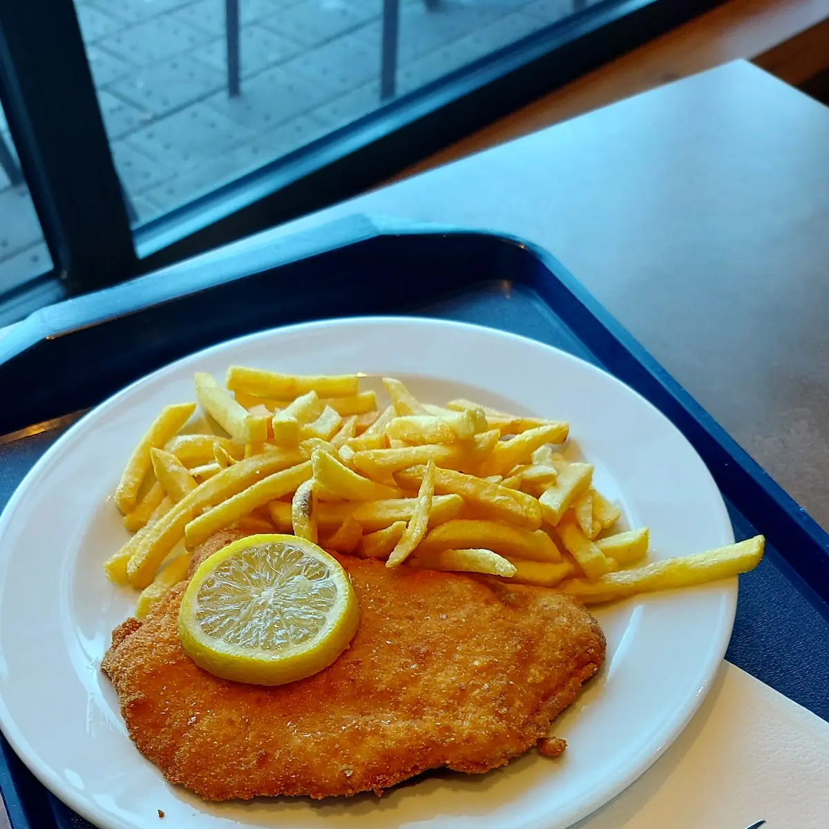Schnitzel Wit Pommes And Mayo