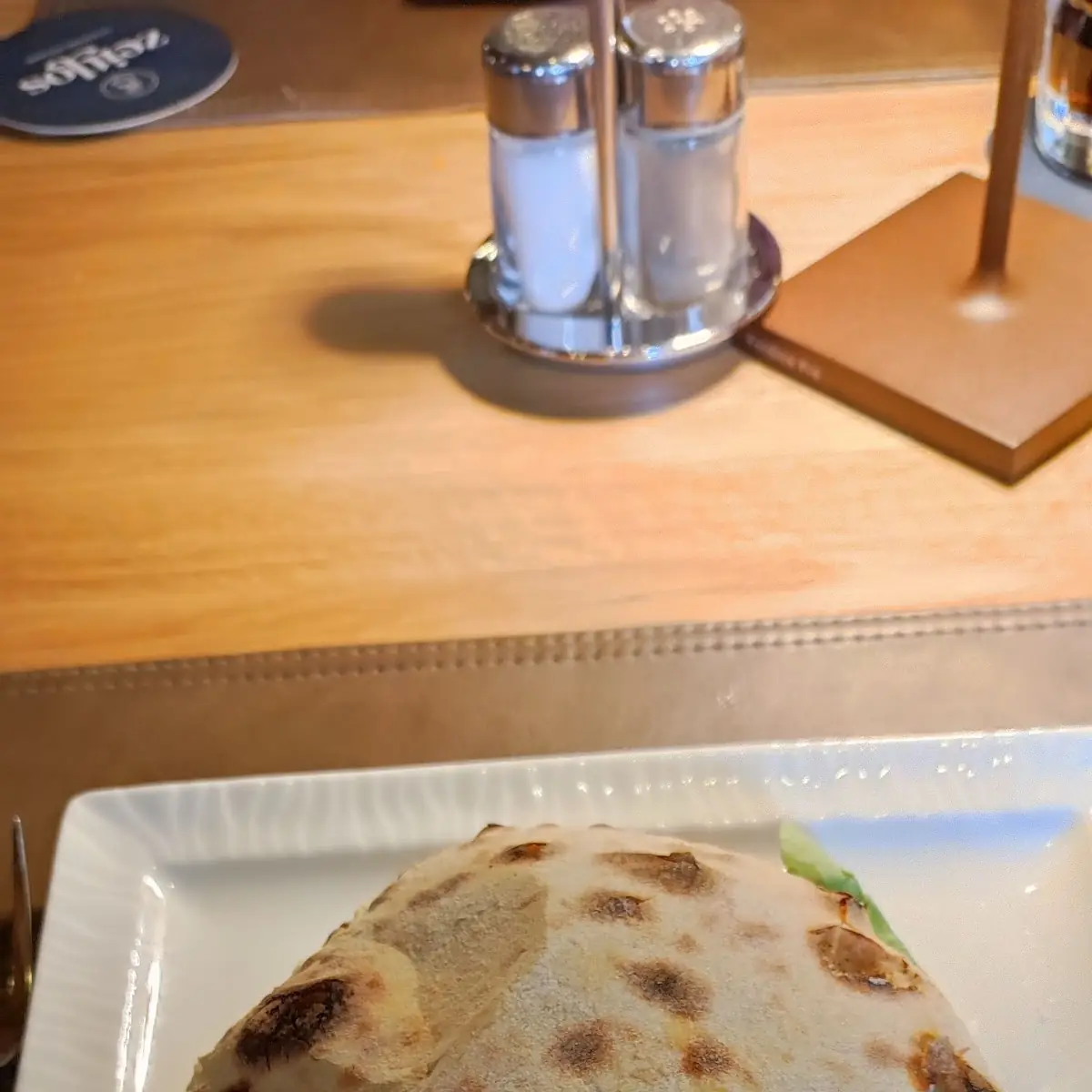 Sandwich Mit Salat Zwiebeln Und Thunfisch