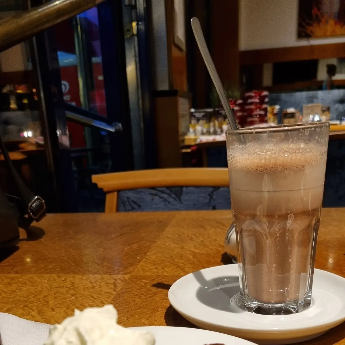 Sachertorte Mit Heißer Schokolade