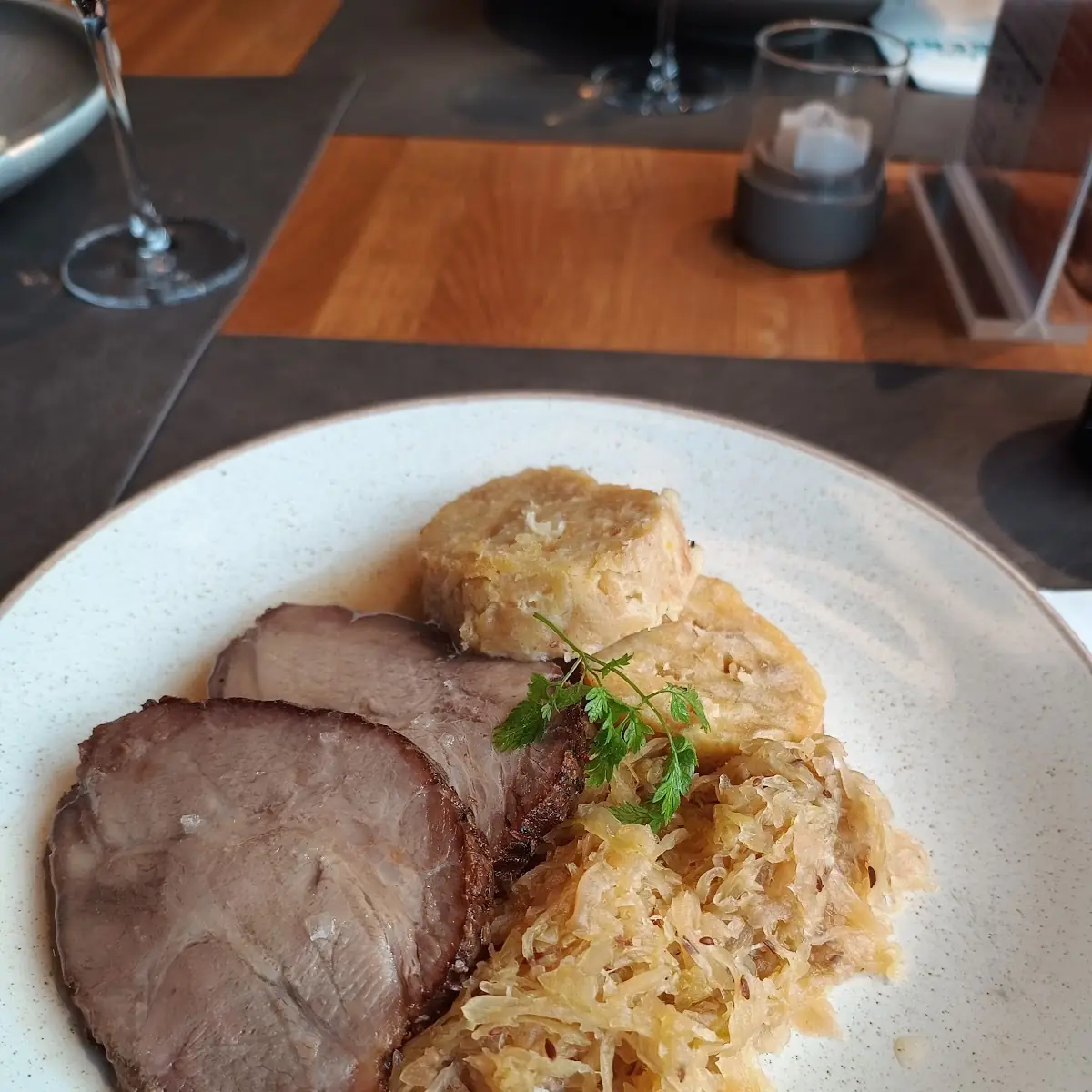 Schweinsbraten Mit Sauerkraut Und Knödel