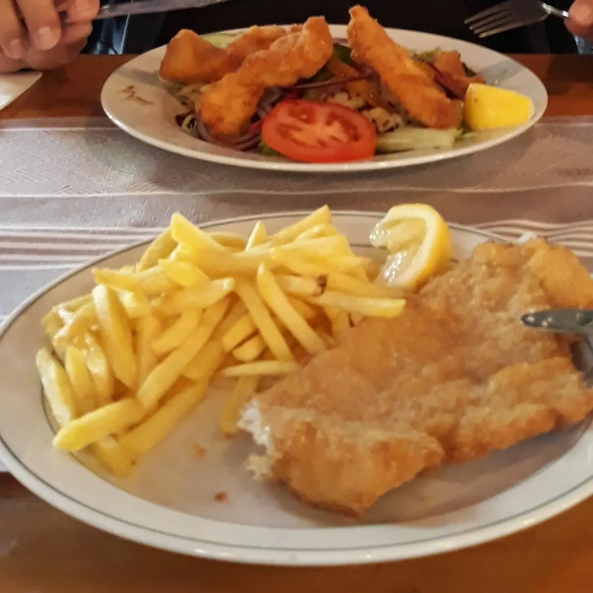 Schnitzerl Mit Pommes Und Hühnerstreifen Auf Salaten