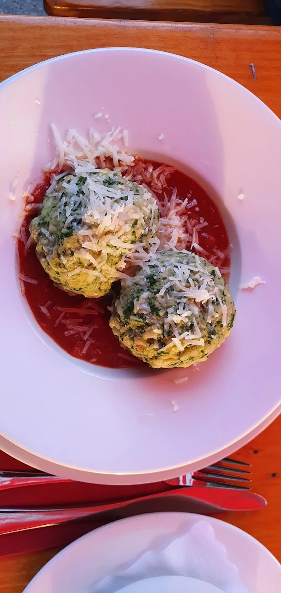 Spinatknödel Mit Käsefüllung Und Tomatensauce