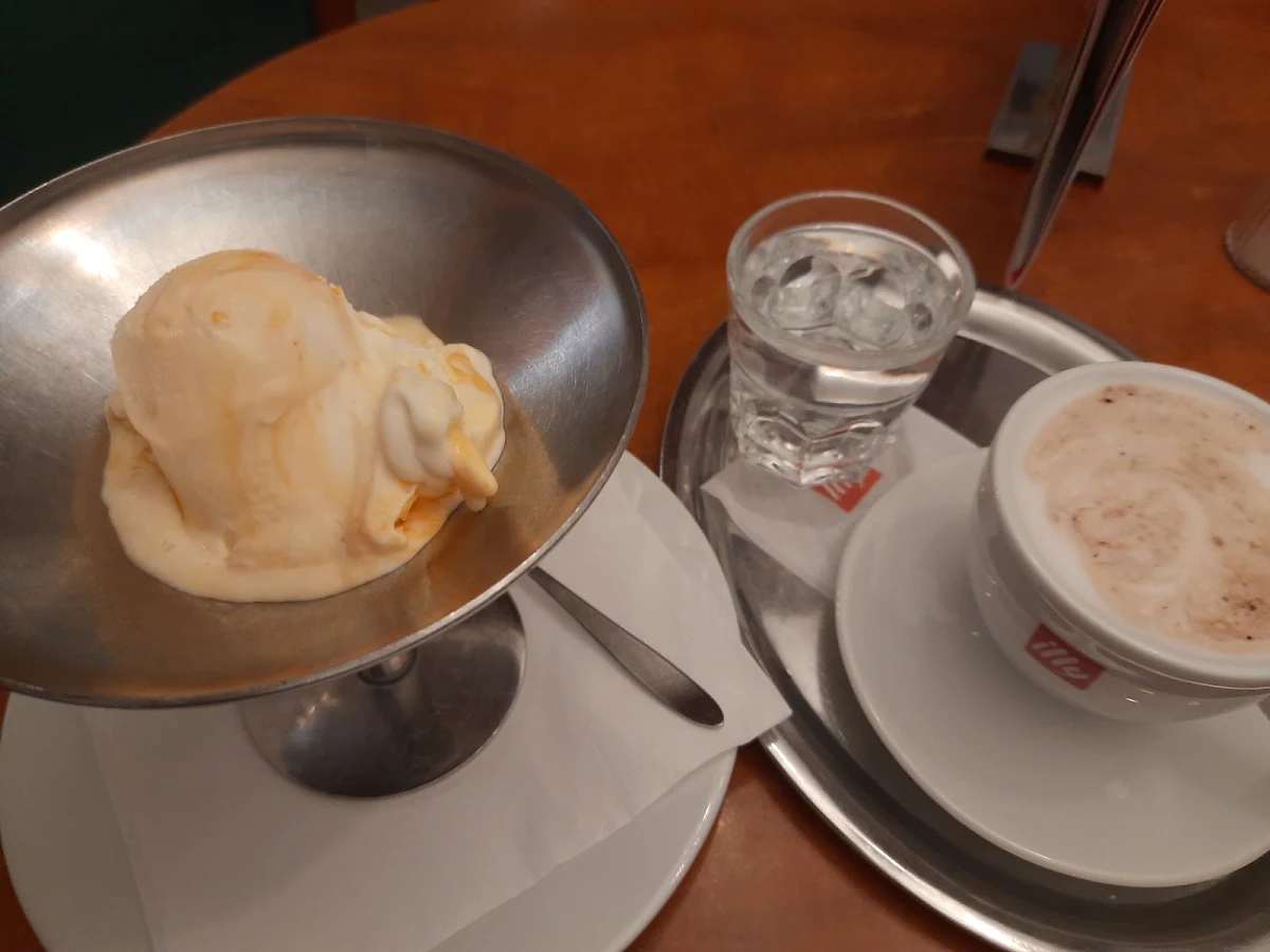 Capuccino Und Marillen-tofen-eisp