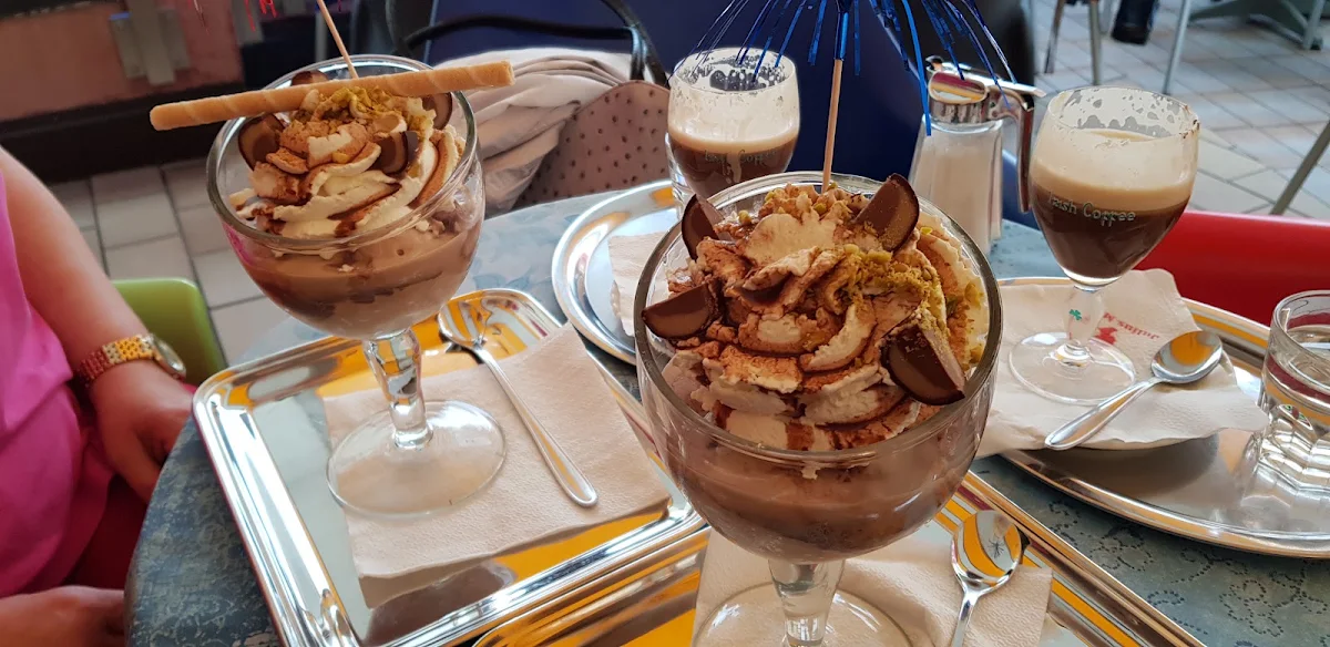 Dessert Mit Verschiedenen Eissorten