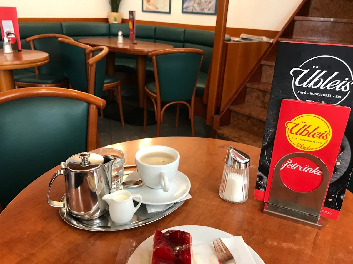 Erdbeerschnitte Mit Einem Kännchen Kaffee