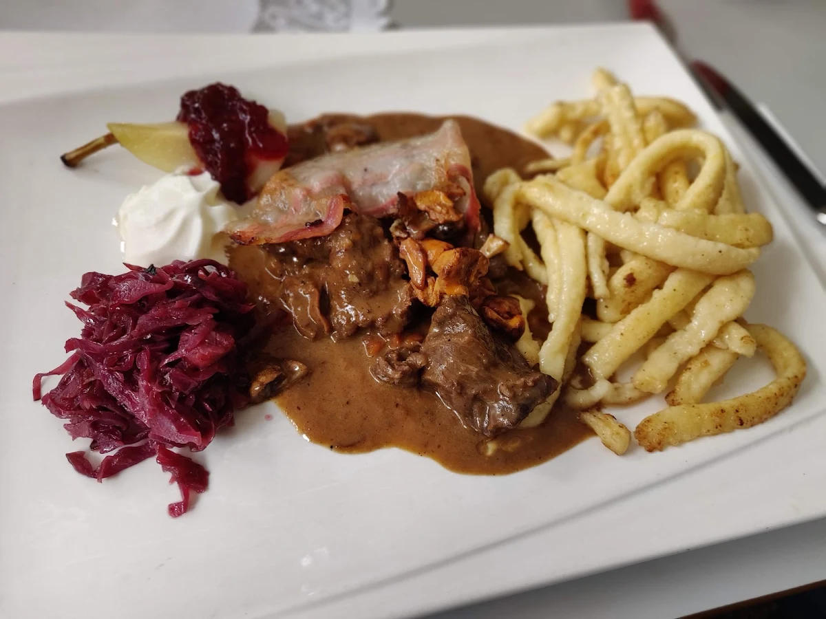 Gamsragout Mit Spätzle Eierschwammerl Und Rotkraut