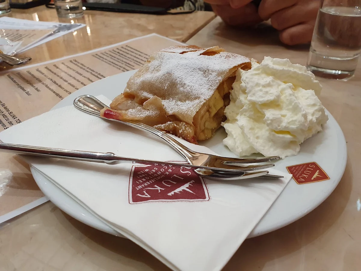 Apfelstrudel Mit Vanilla Sauces