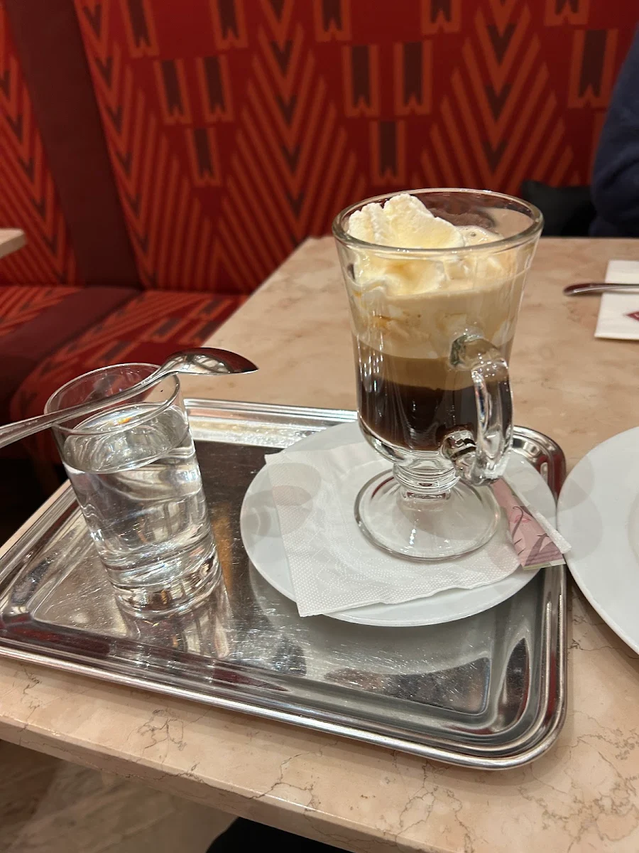Irish Coffee Mit Hauskuchen