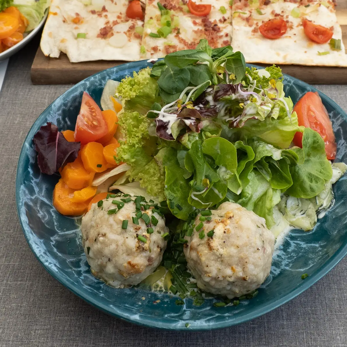 Salatteller Mit Speckknödel