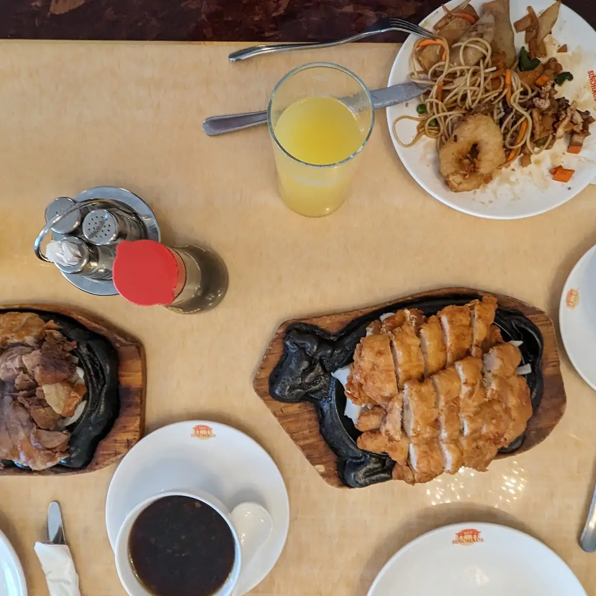 Knuspriges Huhn Mit Nudeln Ente & Ein Teller Vom all-you-can-eat Buffet