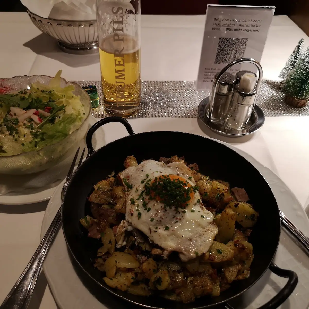 Tiroler Gröstl Vom Tafelspitz Mit Spiegelei Und Blattsalat