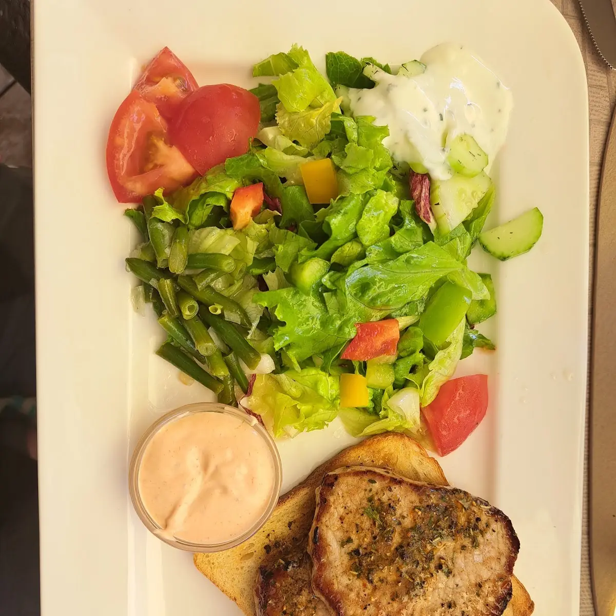 Porc Sur Croûtons Grillé À l’ail Avec Salade Mélangée