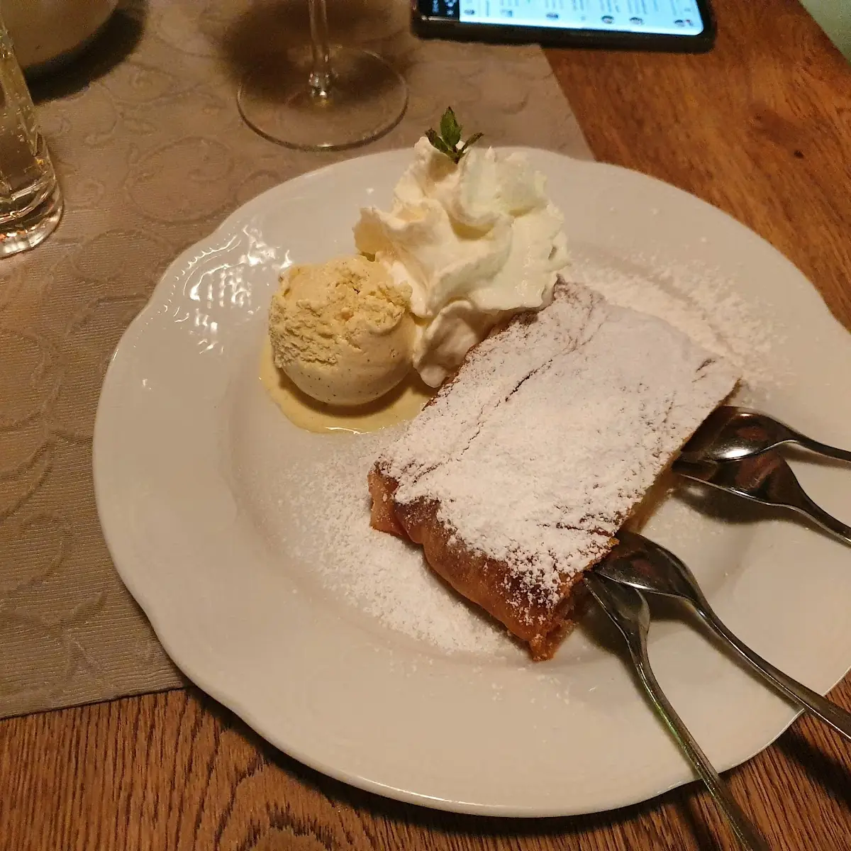 Apfelstrudel Mit Vanilleeis Und Sahne